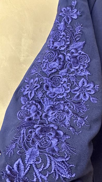 Блуза вишиванка синя з вишитими квітами блузка вышиванка синяя в цветы