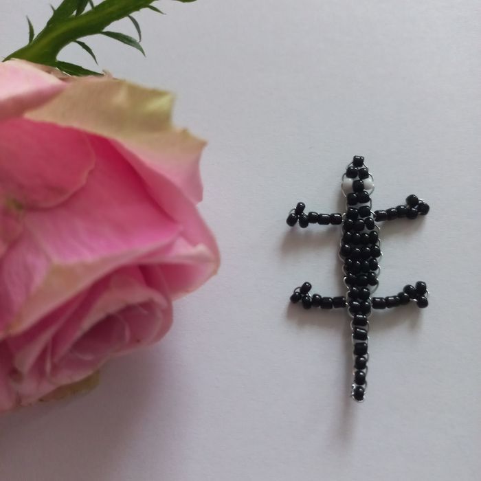 Jaszczurka z koralików nr 5 kolor czarny wisiorek zawieszka GRATISY