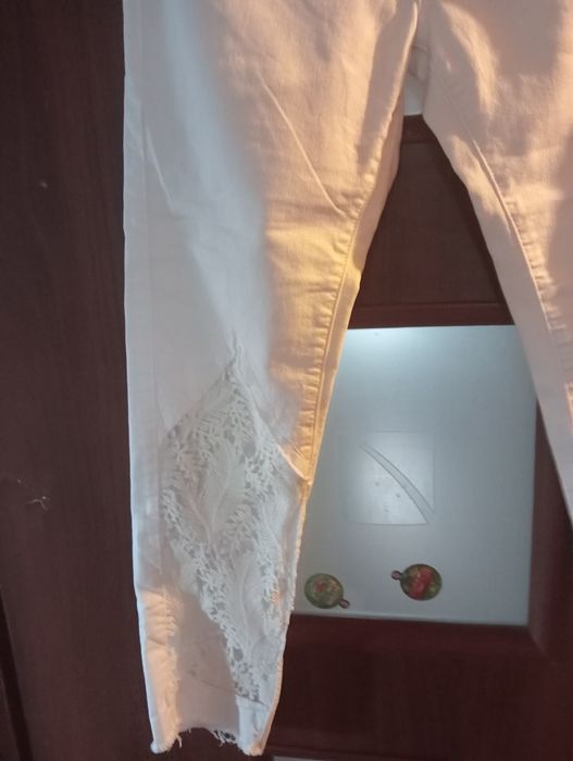 Białe spodnie z chaftem na dole