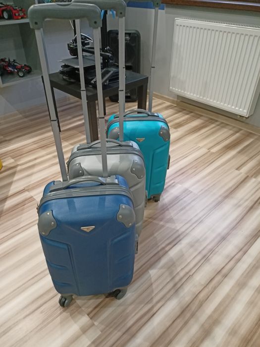 Mała walizka kabinowa  kolor srebrny