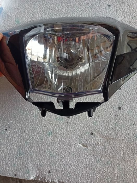 Lampa uniwersalna z owiewką