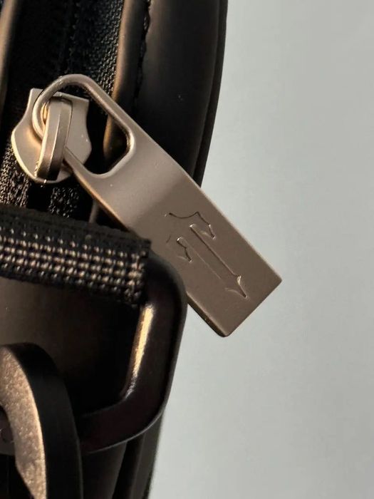 Мессенджер через плече Trapstar Crossbody Bag чорна.