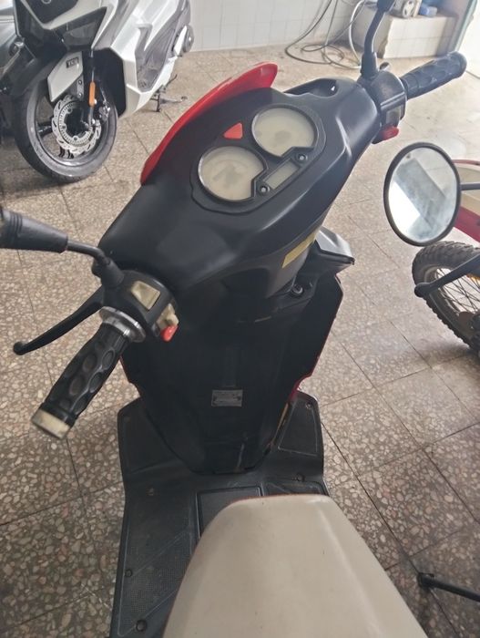Scooter elétrica e a gasolina