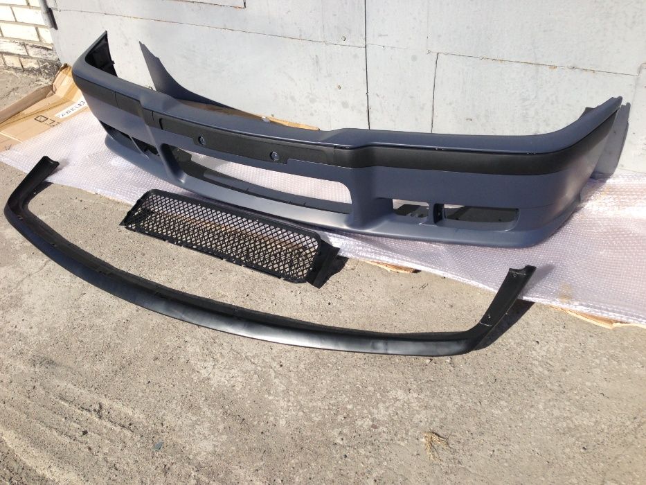 Передний М бампер БМВ Е36. Новый, комплектный (молдинги, губа, сетка).