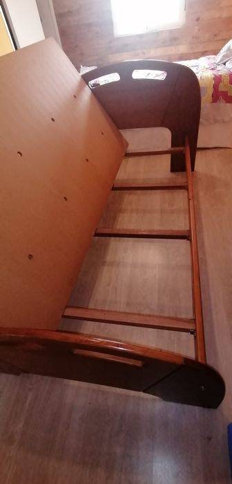 Cama solteiro em cerejeira