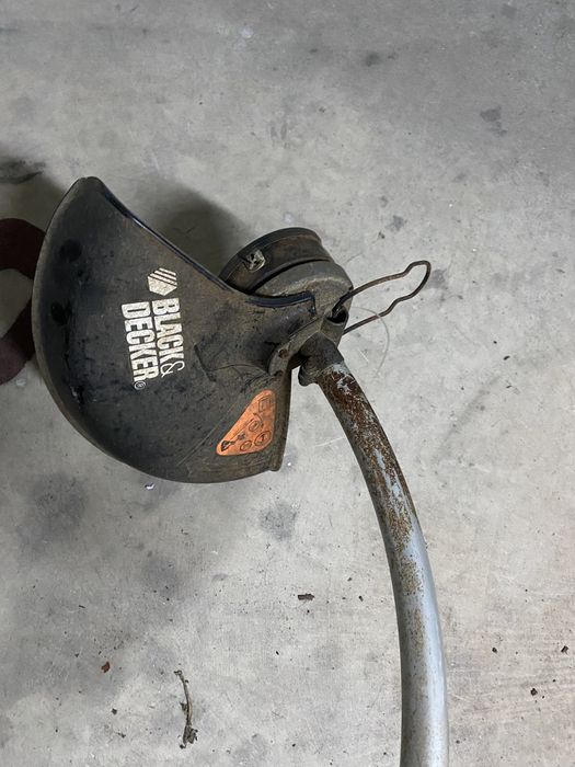 Máquina aparadora de relva