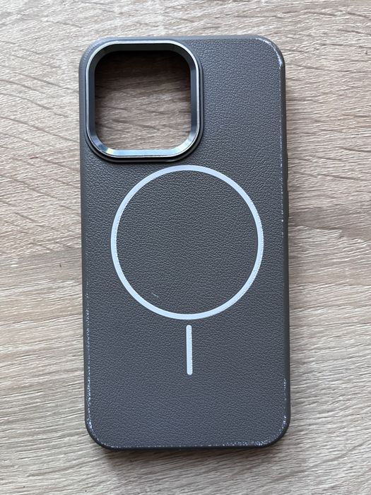 сірий чохол на iPhone 13 Pro