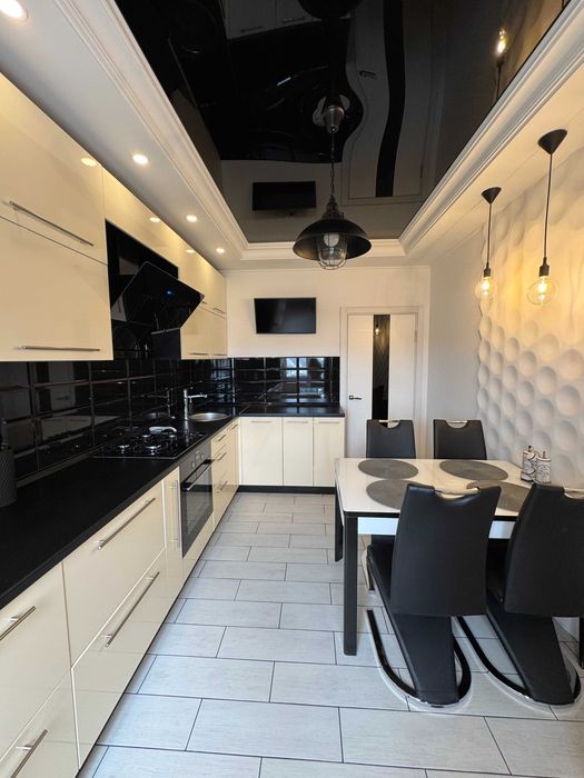 Продаж 2-к квартири з балконом та окремими кімнатами