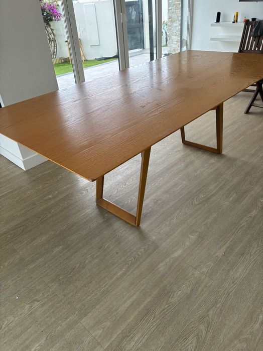 Mesa de jantar em folheado de carvalho, 2m – com sinais de uso