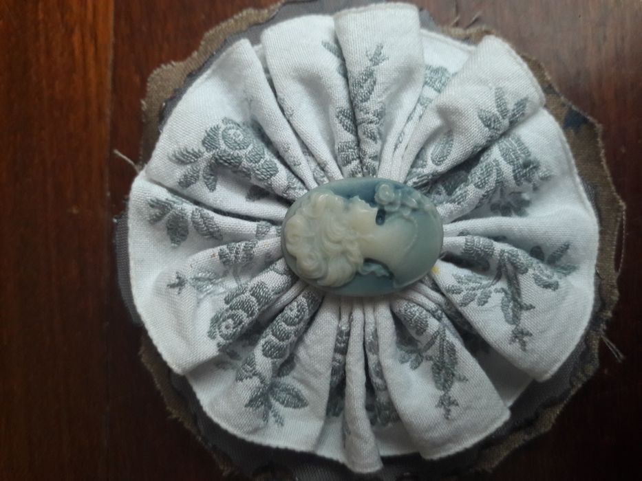 Conjunto de alfinete e brincos Camafeu