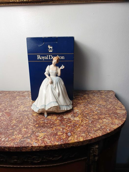 Figurka porcelanowa dama Royal Doulton "PAULA" wys. 19,5 cm Pudełko