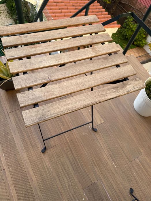 Vendo conjunto de jardim Mesa, cadeiras, mesinha e chapéu de jardim com base