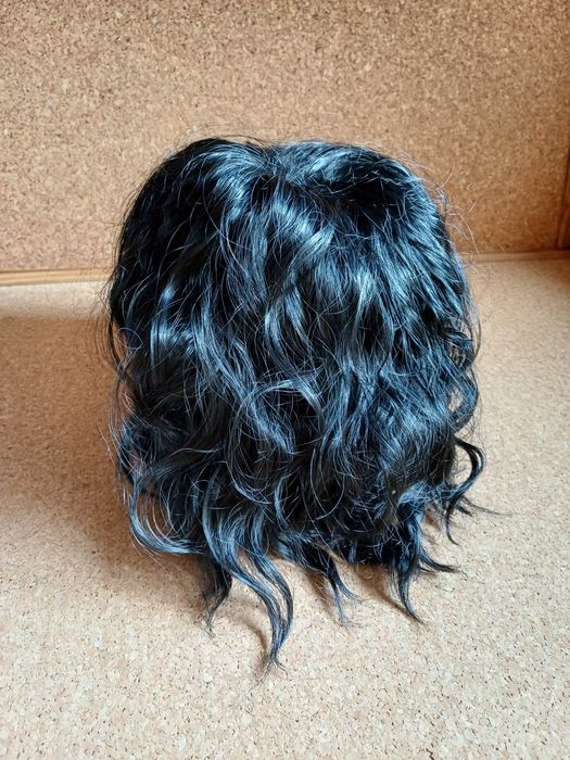 Peruca curta com franja. 
Nova.
Sintético natural.