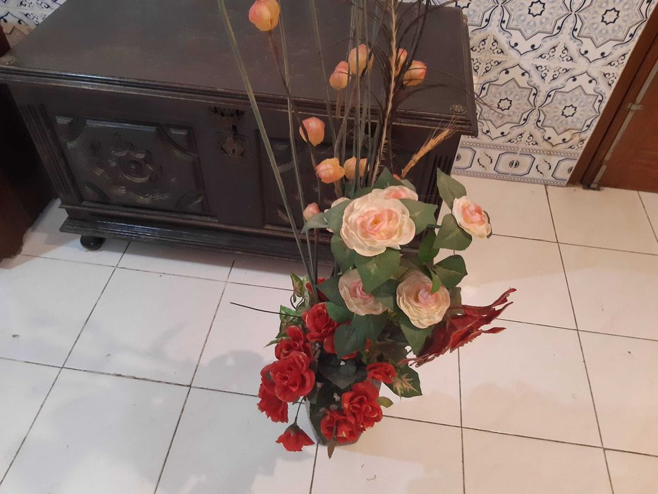 Jarra 35cm altura, c/arranjo flores artificiais,c/ altura total 1m40cm