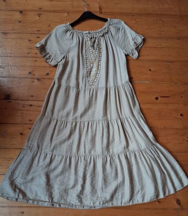 Beżowa sukienka boho
