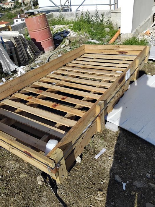 Paletes de 2.5m x1.30 bem fortes