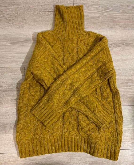 Śliczny jesienny sweter ze splotem