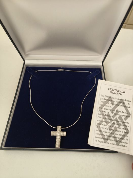 Cruz de ouro branco com diamantes
