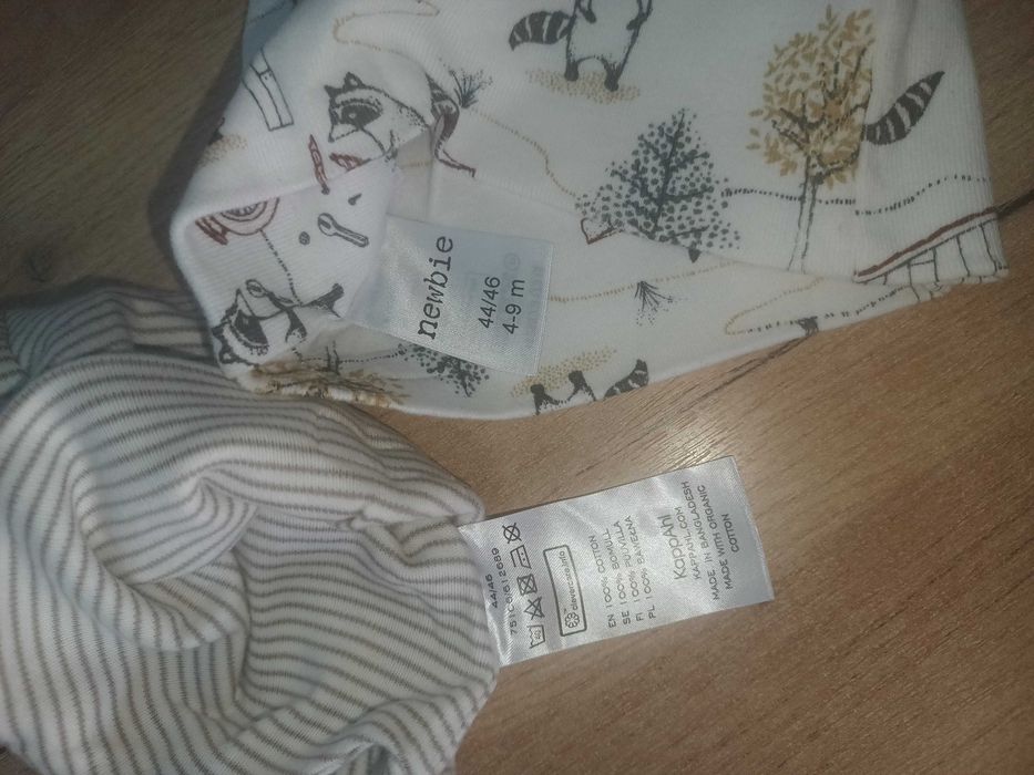 Dwie czapki Newbie 44/46 piękny wzór Chłopiec