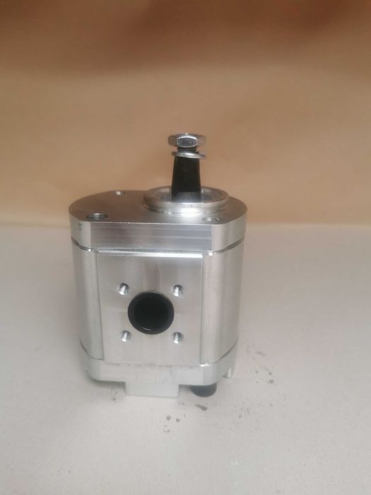 Pompka sterownicza Fuchs MHL 320 / 331 / 335 / 340 / 350 / 360