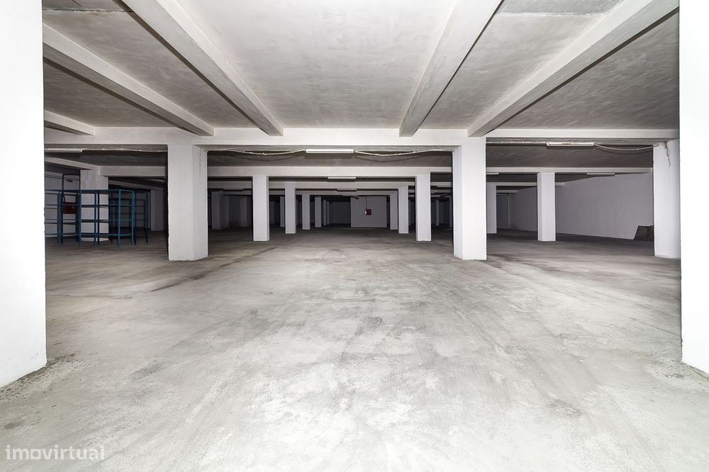 Garagem/Estacionamento/Armazém com 1850m² no centro de Ponte da Barca