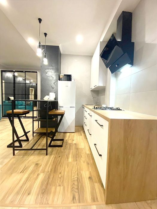 Світло не вимикають !2х-кім студія з креслом-гойдалкою та каміном на ц