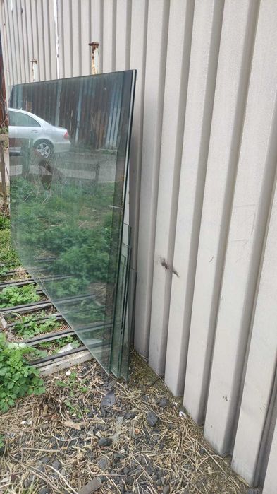 Szyby wraz ze stojakiem.