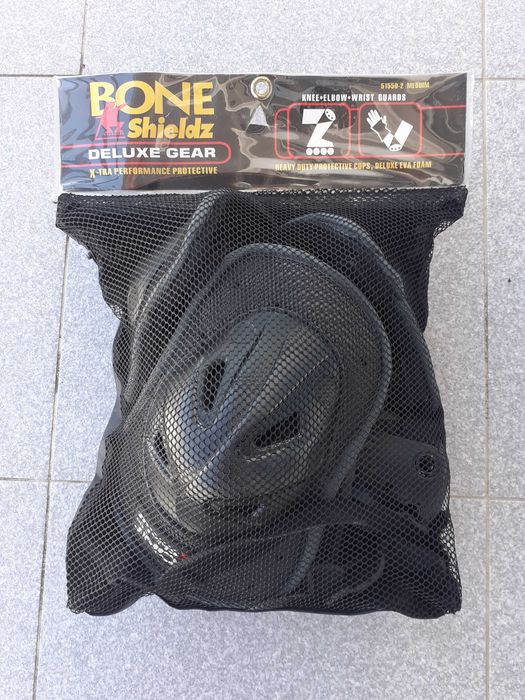 Par de Patins em linha (tamanho 27-30) + kit de proteção Bone Shieldz