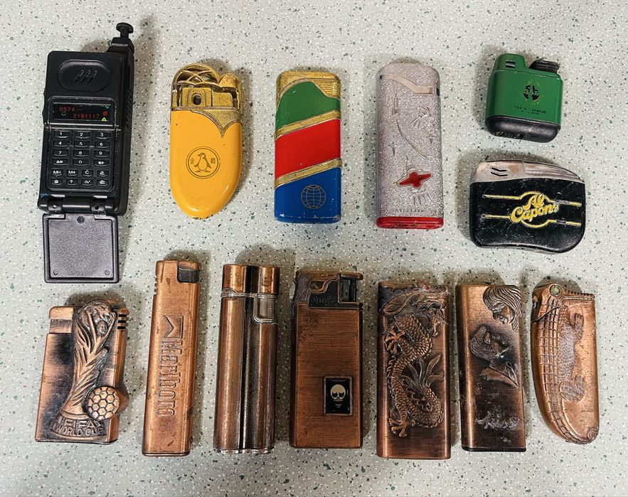 Zestaw starych zapalniczek kolekcjonerskich