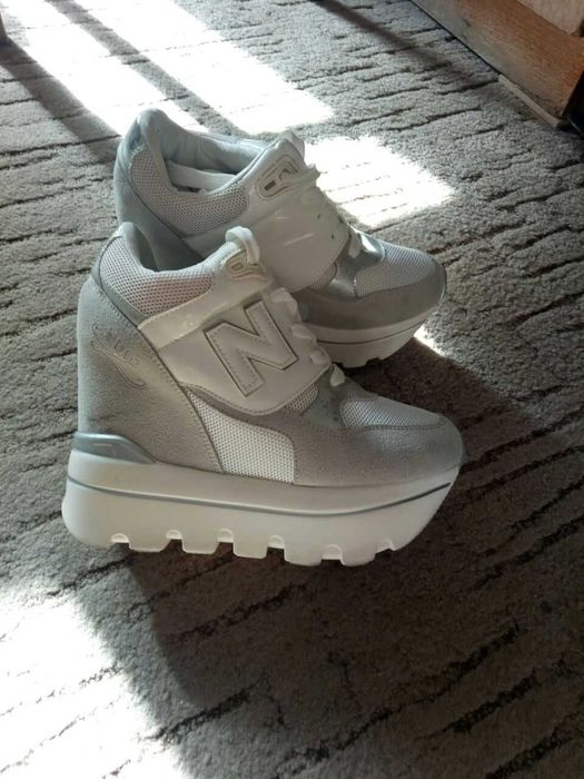 Женские кроссовки на высокой подошве (сникерсы)