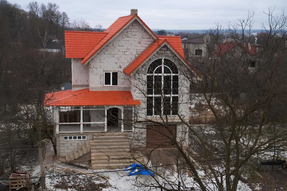 Сучасний будинок у парковій зоні біля міського озера