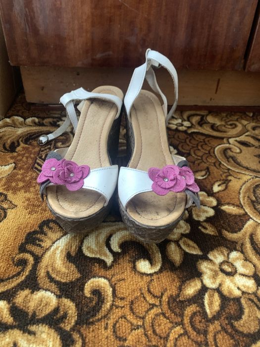 Продам босоніжки на танкетці шкіряні 38