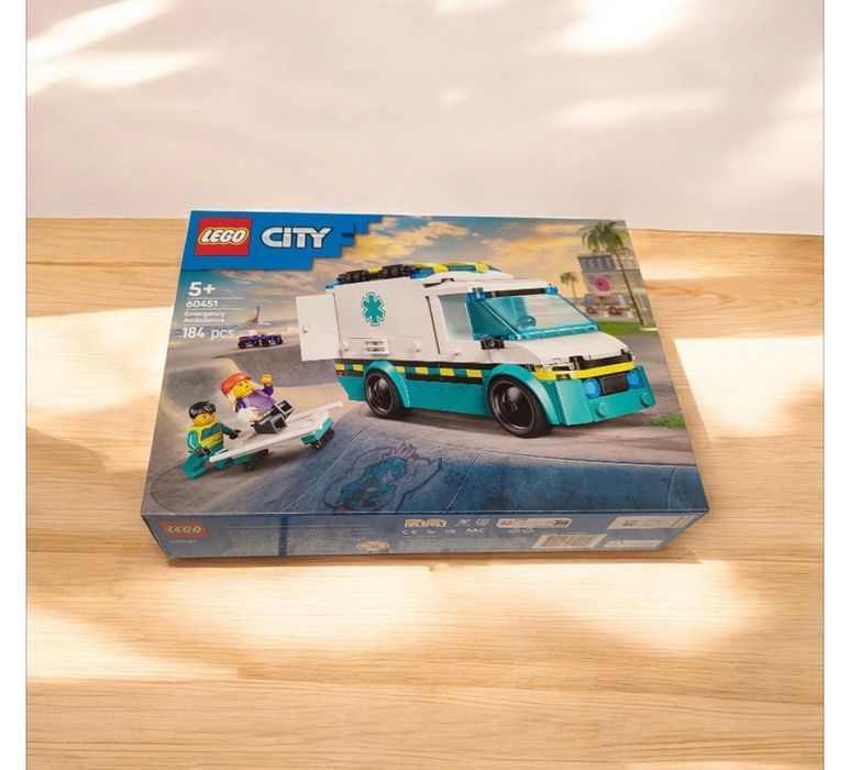 Nowy zestaw Podczas zabawy zestawem LEGO City Karetka pogotowia (60451