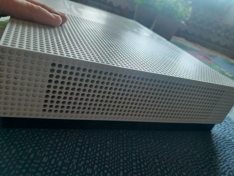 Xbox one s + pad  na sprzedaż