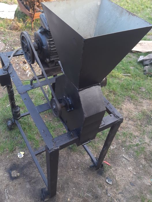 Млин для перебою зерна. Робочий