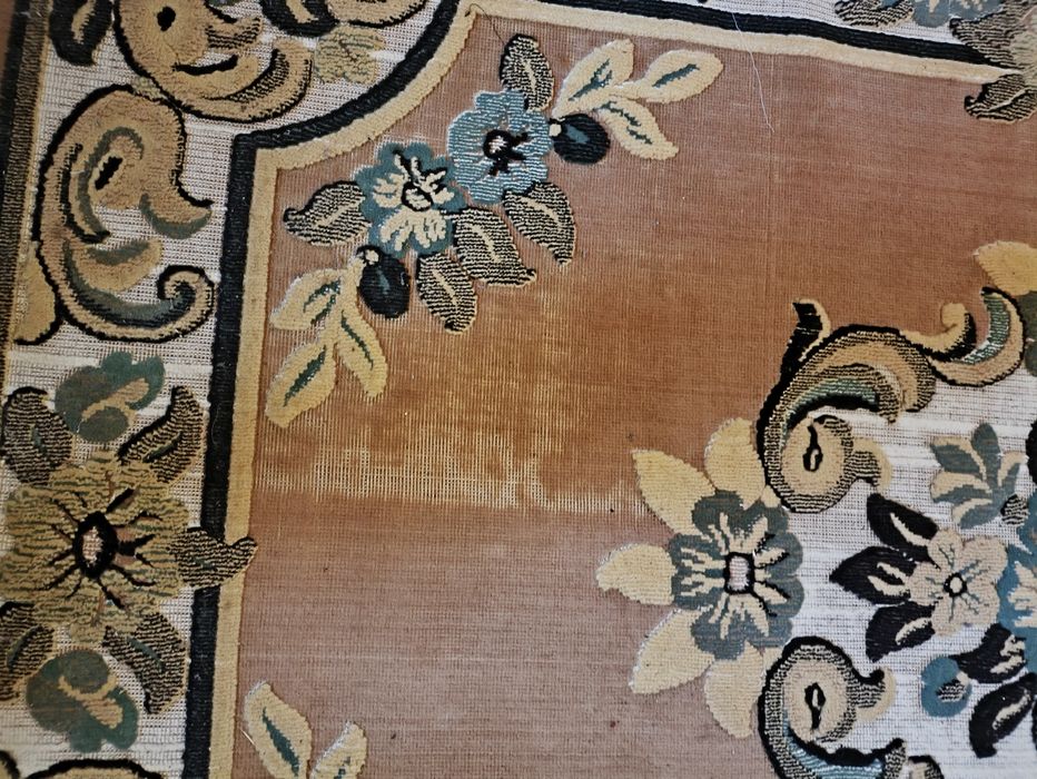 Carpete em Tons de Bege e Castanho