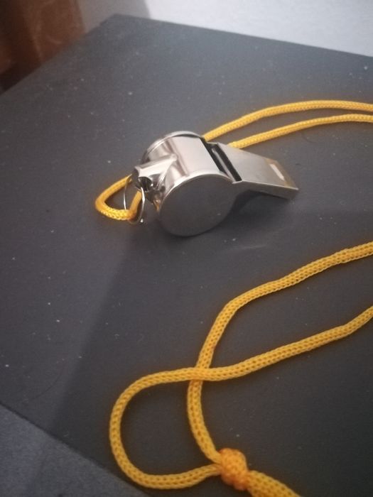 Apito em metal com cordel