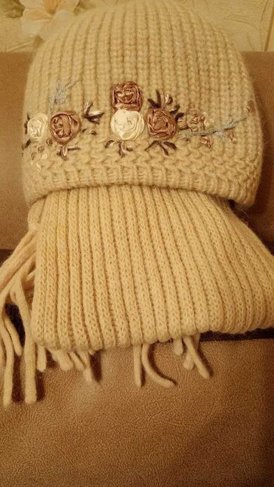 Продам зимовий в’язаний комплект: шапка та шарф.