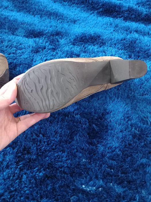 Sapatos beges de pele de salto alto com compensação