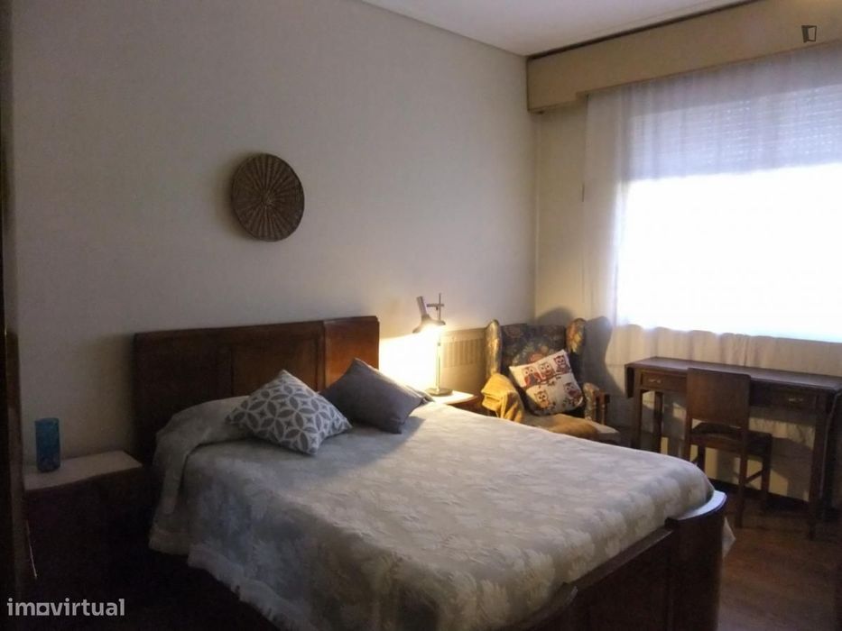 Quarto - localizado em Santo Ildefonso Porto