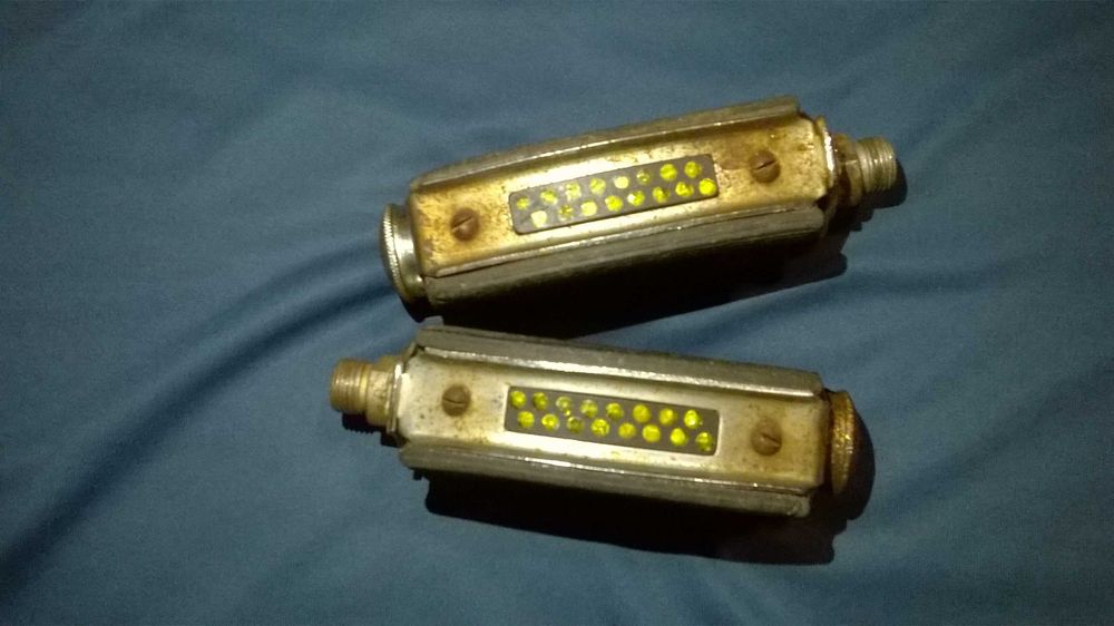 Zabytkowe pedały rowerowe ze szklanymi odblaskami