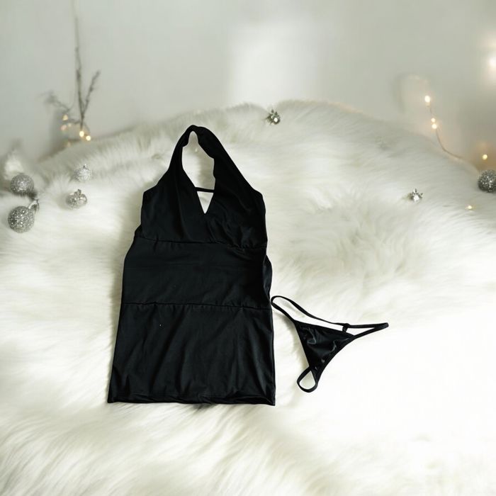 Krótka czarna sukienka mini z odkrytymi plecami + stringi gratis