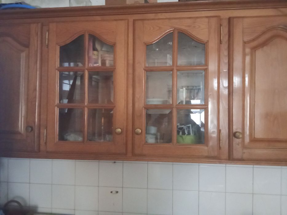 Vendo móvel de cozinha em bom estado em 2 mão todo ele castanho escuro