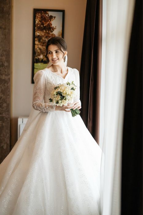 Весільна сукня зі шлейфом