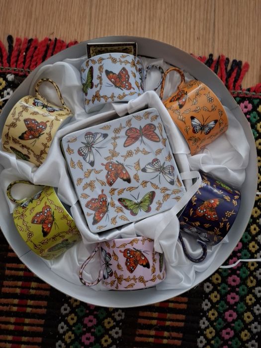 Serviço de café e chá colorido  com borboletas