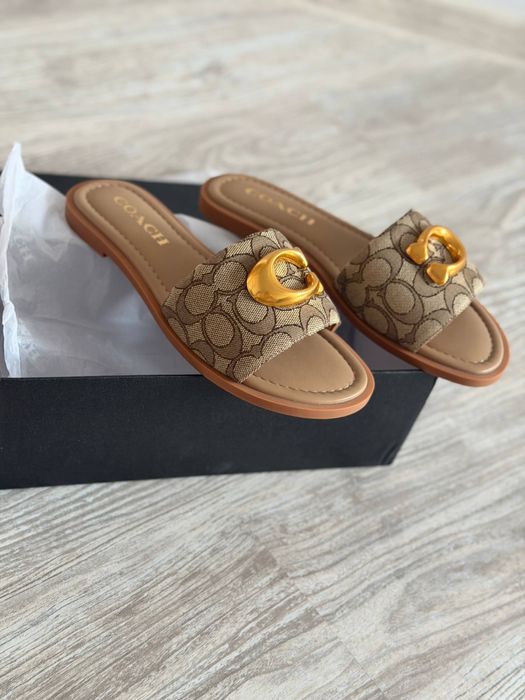 Шлопанці Coach в наявності