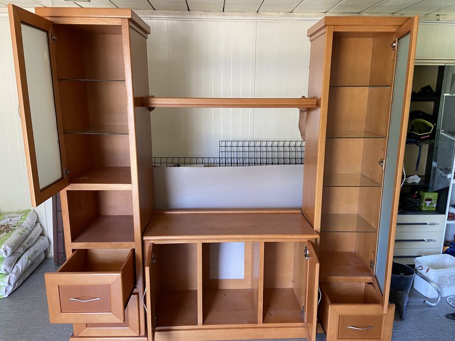 Móvel e mesa de sala em madeira