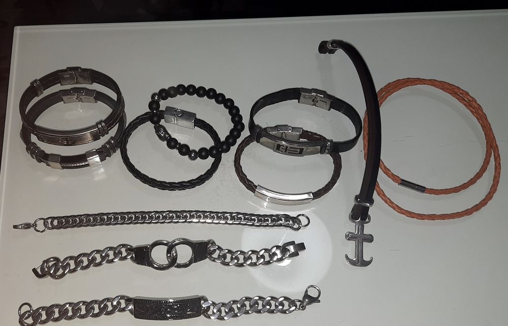 Anéis, pulseiras e medalhas para colares