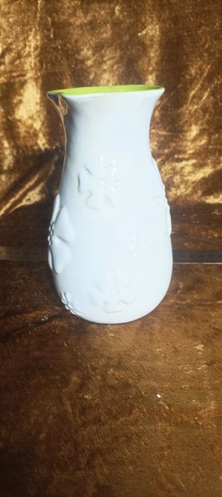 Mały porcelanowy wazonik
