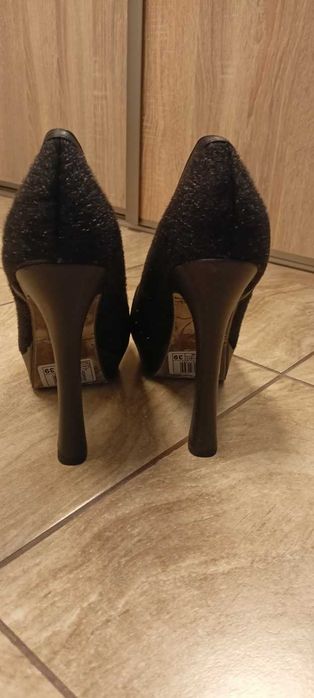 Buty, czółenka damskie czarne na wysokim obcasie.